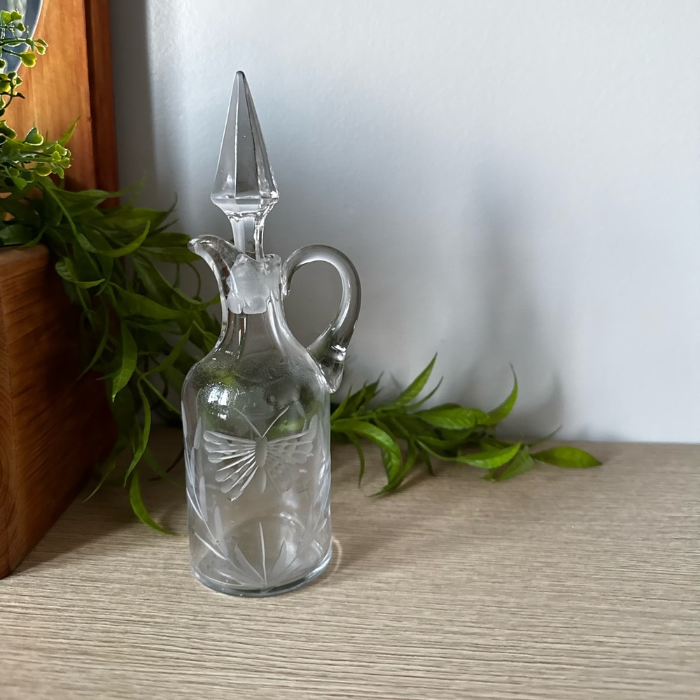 Elegant Clear Glass Cruet with Stopper